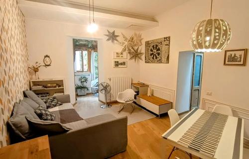 a living room with a couch and a table with a laptop at Casa nel quartiere medioevale di Tivoli in Tivoli