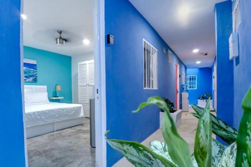 En eller flere senge i et værelse på CasaBella- Private Villa-6 Bed 6 Bath-Beachwalk