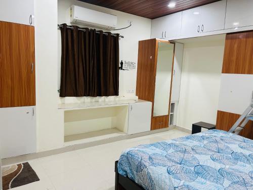 Ένα ή περισσότερα κρεβάτια σε δωμάτιο στο Home Stay