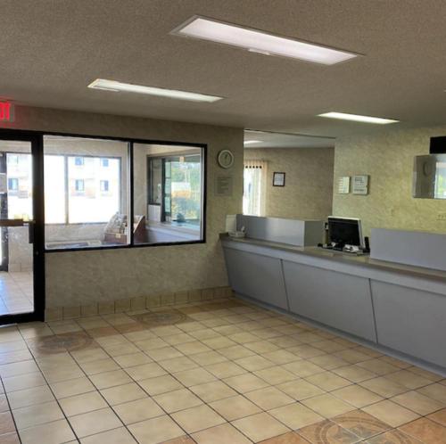 a waiting room with a counter in a building at Magnolia Inn Townhouse Hattiesburg MS I-59 in Hattiesburg