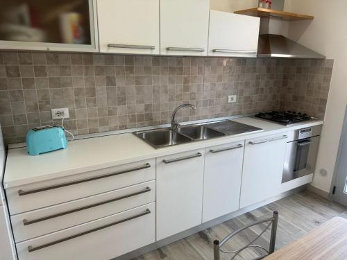 Kuchyň nebo kuchyňský kout v ubytování Pri Mar Holiday Home