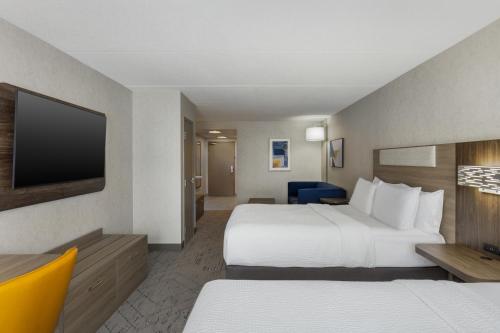 Un ou plusieurs lits dans un hébergement de l'établissement Holiday Inn Express & Suites Ottawa East-Orleans by IHG