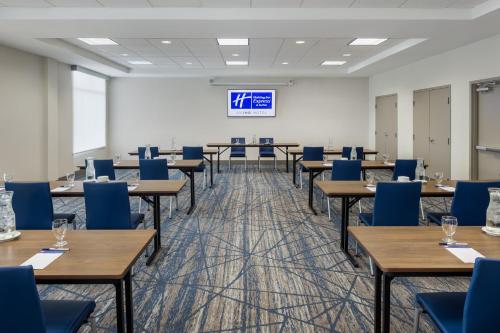 Espace de conférence ou salle de réunion dans l'établissement Holiday Inn Express & Suites Ottawa East-Orleans by IHG