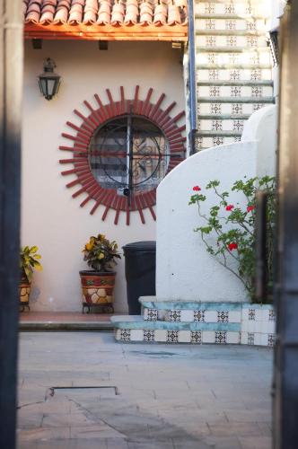 a building with a window and a red fan on the wall at Casa de Alicia Departamento Yagul in Oaxaca City