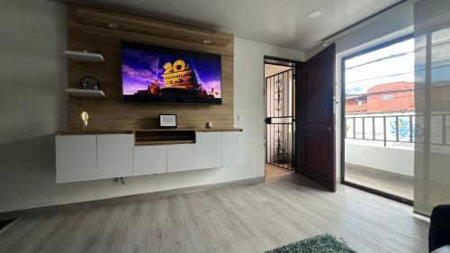 a living room with a flat screen tv on a wall at Apartamento Simón Bolívar in Itagüí