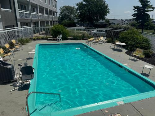 Kolam renang di atau dekat dengan Wingate by Wyndham Dayton North