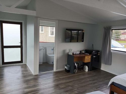 Η κουζίνα ή μικρή κουζίνα στο 6 Double Beds including 2 Sofa Bed Studio