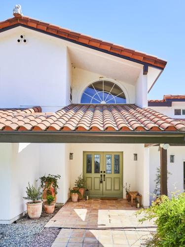una casa con una porta verde e un tetto di tegole di Oja Mountain Ridge a Ojai