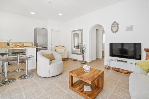 Μια τηλεόραση ή/και κέντρο ψυχαγωγίας στο Apartamento acceso directo al mar por rocas y muy cerca de la playa