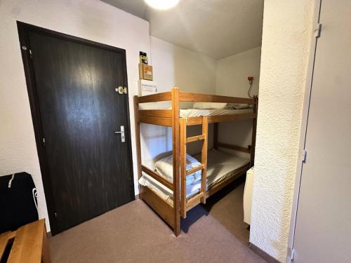 a room with a bunk bed and a door at Résidence La Piscine - Résidence proche du centre de Villard de Lans, à proximité du parc de luge de la Colline des Bains MAE-5693 in Villard-de-Lans