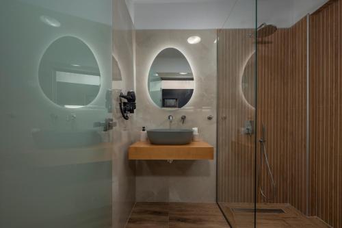 Ένα μπάνιο στο Koralli Luxury Suites
