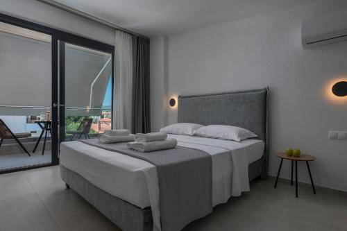 Ένα ή περισσότερα κρεβάτια σε δωμάτιο στο Koralli Luxury Suites