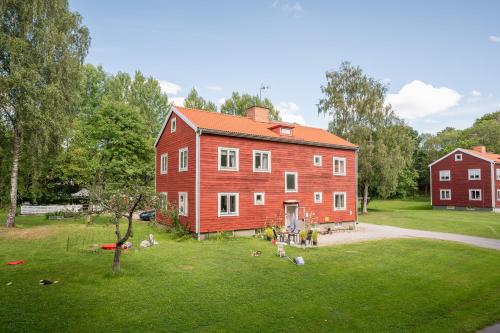 Κήπος έξω από το Bright and Stylish 3 Bedroom in Norberg