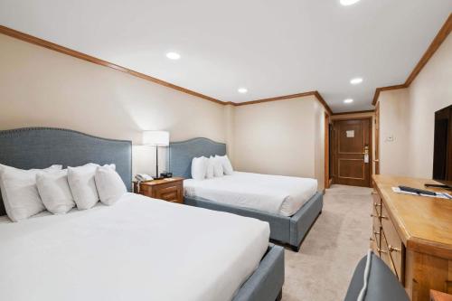 a hotel room with two beds and a desk at Lodge Tower 283 in Vail
