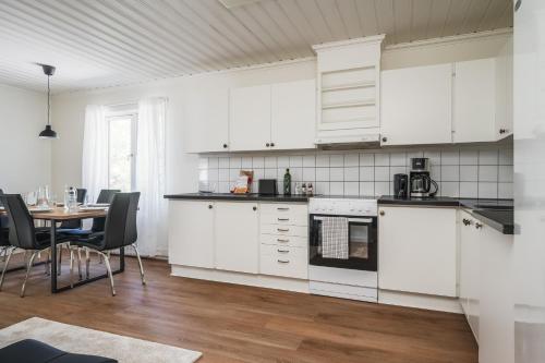 Η κουζίνα ή μικρή κουζίνα στο Bright and Stylish 3 Bedroom in Norberg