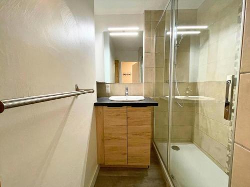 une salle de bain avec un lavabo et une douche dans l'établissement Résidence Chaviere - Chaleureux studio situé au coeur des Menuires au pied des pistes MAE-5754, aux Menuires