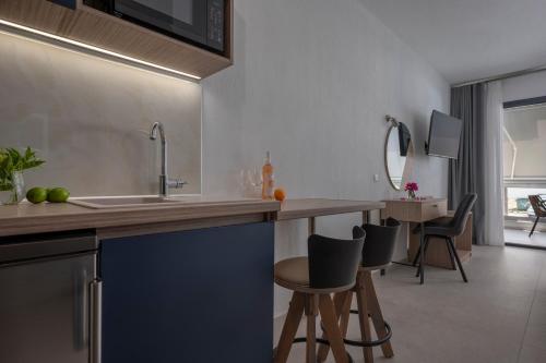 Μια τηλεόραση ή/και κέντρο ψυχαγωγίας στο Koralli Luxury Suites