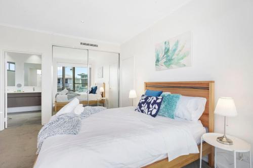 Postel nebo postele na pokoji v ubytování Relax in blissful sun-soaked luxury by the beach