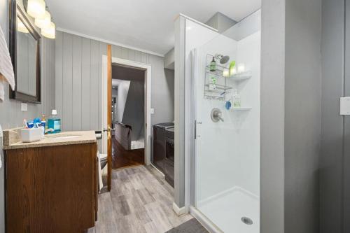 Koupelna v ubytování Queen Bed Retreat | Full Kitchen + Laundry Access