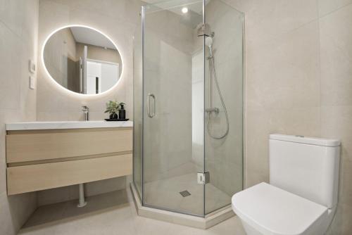 um banheiro com chuveiro, vaso sanitário e pia em Lakewalk Retreat Luxe 3BR Home Near Lake and Beach em Auckland