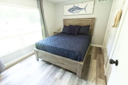 Ένα ή περισσότερα κρεβάτια σε δωμάτιο στο Waterfront 2BR Nautical Cottage on Grass Lake Hot Tub, Firepit, Year Round Fun