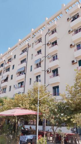 un gran edificio blanco con una mesa delante en Villa Cimi Subashi Seaside Boutique Hotel, en Durrës
