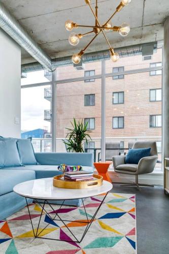 Χώρος καθιστικού στο Modern 1BR Condo for 4 Great Views and Balcony