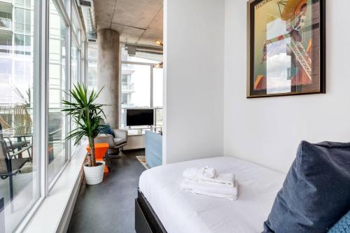 Ένα ή περισσότερα κρεβάτια σε δωμάτιο στο Modern 1BR Condo for 4 Great Views and Balcony
