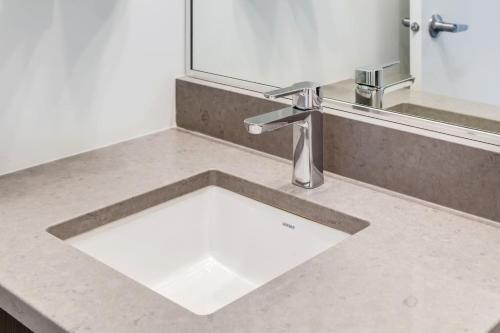 Ένα μπάνιο στο Modern 1BR Condo for 4 Great Views and Balcony