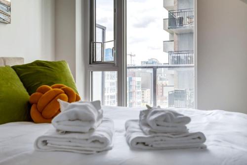 Ένα ή περισσότερα κρεβάτια σε δωμάτιο στο Modern 1BR Condo for 4 Great Views and Balcony