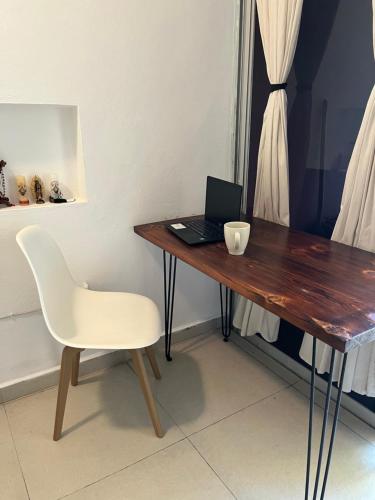 Μια τηλεόραση ή/και κέντρο ψυχαγωγίας στο Tiki Tiki Cosy studio