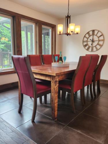 Fotografie z fotogalerie ubytování Luxury with hot tub 300mbps Wifi Games & more ! v destinaci Saint Adolphe D'Howard