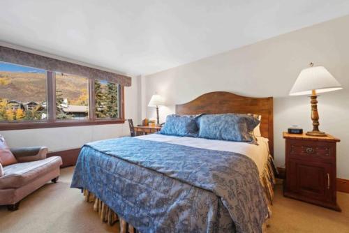 a bedroom with a large bed and a window at Lodge Tower 290 in Vail