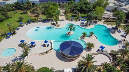 an overhead view of a swimming pool at a resort at Vincci Saphir Palace & Spa in Hammamet