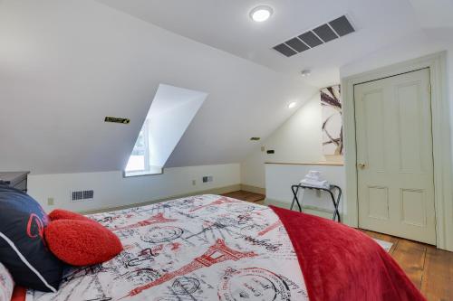 Una cama o camas en una habitación de In The Heart Of Jim Thorpe (with your own parking)