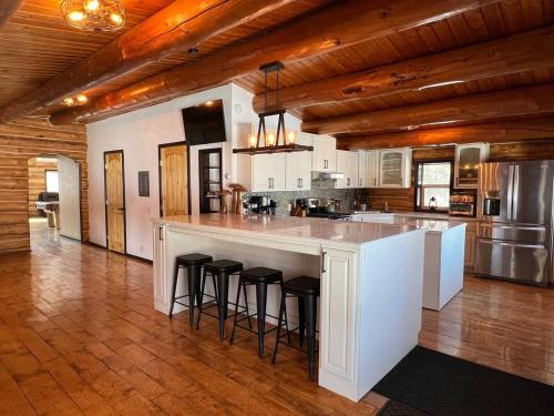 Η κουζίνα ή μικρή κουζίνα στο Grand Spruce Lodge