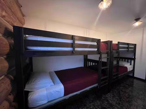 Ένα ή περισσότερα κρεβάτια σε δωμάτιο στο Grand Spruce Lodge