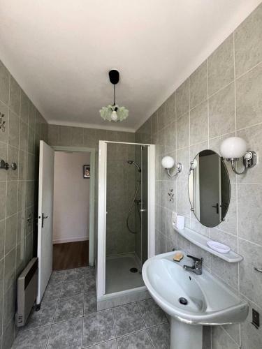 une salle de bain avec un lavabo, une douche et un miroir dans l'établissement Résidence 474-pleneuf Val Andre - Charmante maison proche du centre MAE-2494, à Pléneuf-Val-André