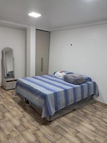 a bedroom with a bed and a tv at Apartamento por temporada em Macapá - Edifício Fernando Dias in Macapá