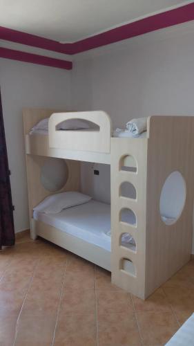 una litera de juguete en una habitación en Villa Cimi Subashi Seaside Boutique Hotel, en Durrës