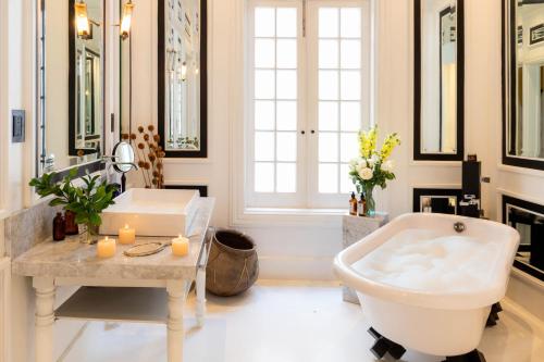 a bathroom with a tub and a sink at La Valise Mexico City, member of Small Luxury Hotels in Mexico City