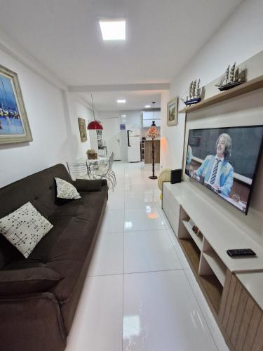 Una sala de estar con un televisor de pantalla plana grande. en Apartamento praia do recreio - Recreio RJ, en Río de Janeiro