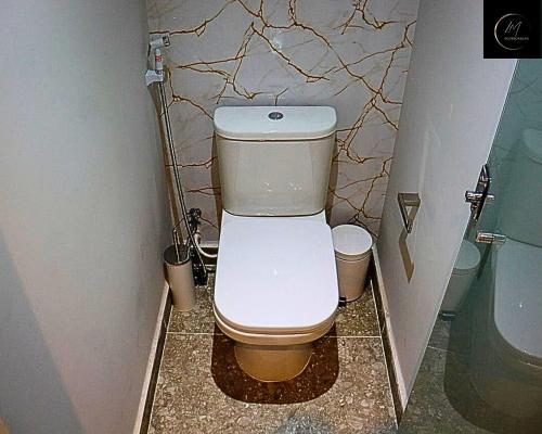 a bathroom with a white toilet in a stall at LM Setai Yacht Cabo Branco in Tambaú