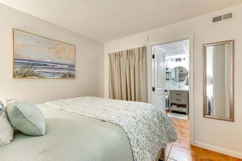 Ένα ή περισσότερα κρεβάτια σε δωμάτιο στο Carolina Beach Condo with Marina View, on Boardwalk