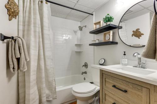 Ένα μπάνιο στο Carolina Beach Condo with Marina View, on Boardwalk