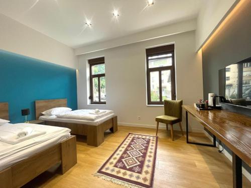 Un pat sau paturi într-o cameră la Engadin's Central Rooms in Old Town