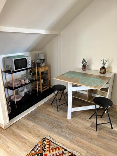 een eetkamer met een tafel en een magnetron bij Le Dany in Saint-Malo
