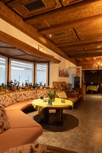 a living room with a couch and a table at Hotel Marlingerhof in Marlengo