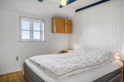 a bedroom with a bed and a window at 957-Thisted-Hvidbakken-33-Lille-hus in Torsted