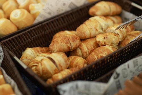 a bunch of croissants and other baked goods in trays at Hot Star Thermas Hotel in Caldas Novas
